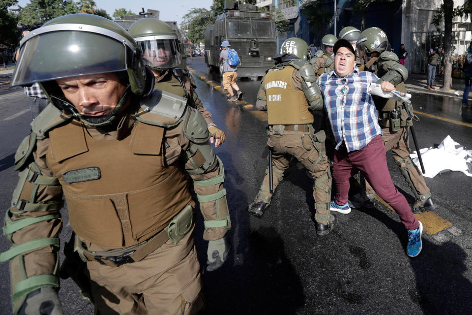 <p>Ein Mann wird während der Proteste gegen Papst Franziskus in Santiago de Chile festgenommen. Der Papst besucht Chile vom 15. bis 18. Januar – im Zuge dessen wurde heftige Kritik am Umgang des Vatikans mit sexuellen Missbrauchsfällen laut. (Bild: AP Photo/Victor R. Caivano) </p>