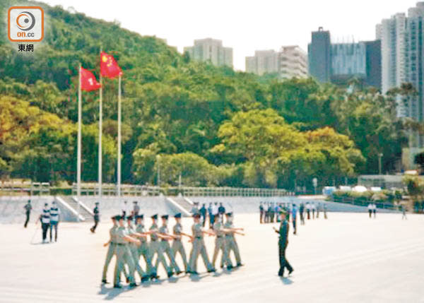 駐港部隊昨連續第二日在香港警察學院舉行中式隊列培訓班。