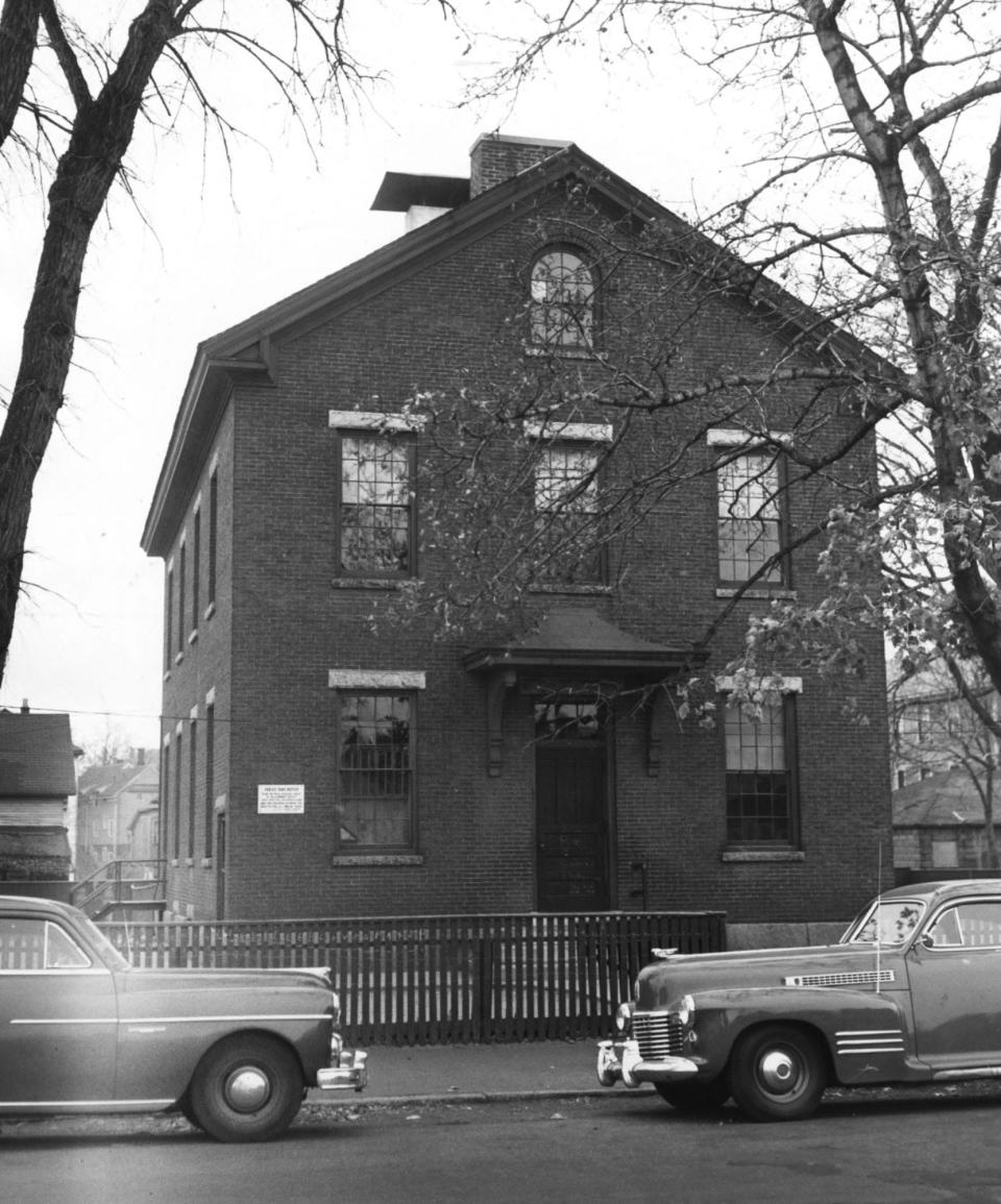 As the old Mason Street School neared demolition, the city put its 150,000 bricks up for sale.