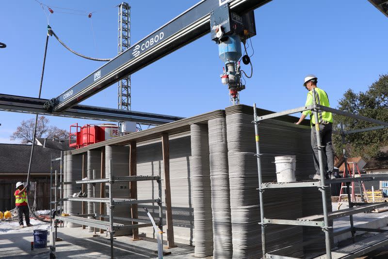 Una impresora 3D industrial de 12 toneladas utilizada para imprimir hormigón en la primera casa de dos plantas impresa en 3D que se está construyendo en Houston