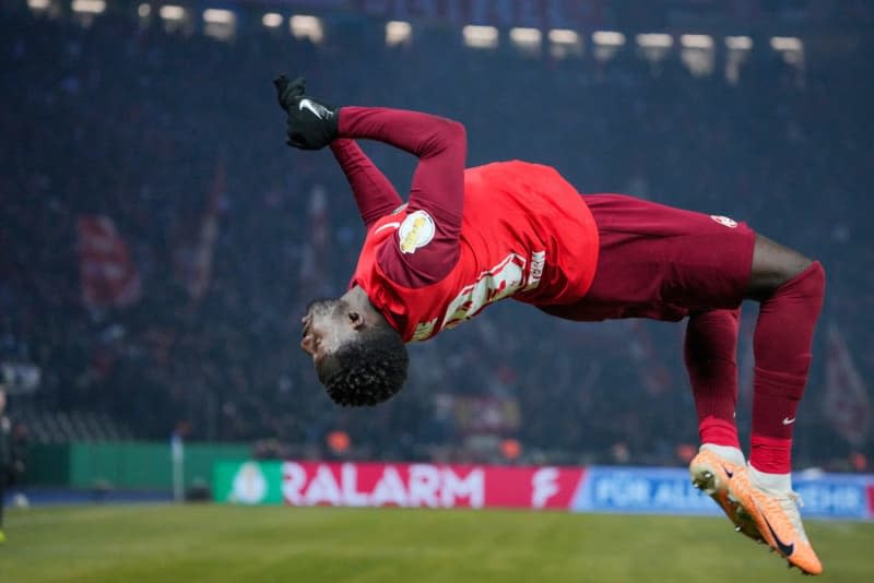 Kaiserslautern's Richmond Tachie celebrates scoring their side's second goal during the German DFB Cup soccer match between Hertha BSC and 1. FC Kaiserslautern at Olympiastadion. Soeren Stache/dpa