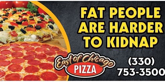 "Fette Menschen sind schwerer zu kidnappen", steht auf dem Plakat einer Filiale von East of Chicago Pizza. (Bild: East of Chicago Pizza)