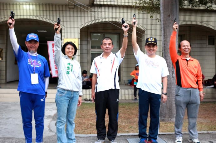 陸軍官校校長張少將偕同貴賓在起點鳴槍，為比賽揭開序幕。（陸軍官校提供）