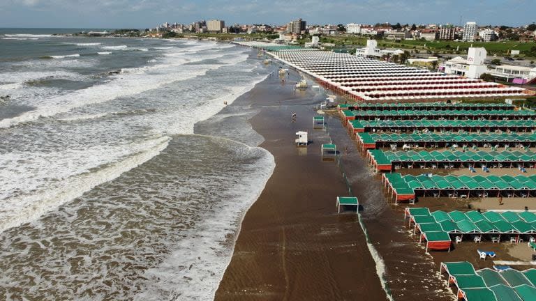 Las playas de Punta Mogotes, esta mañana, durante la crecida