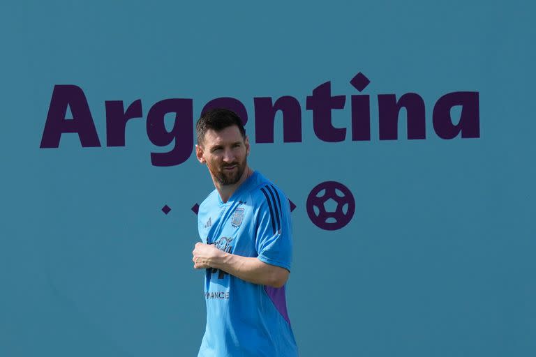 Entrenamiento del seleccionado argentino, tras la victoria ante Mexico, en la universidad de Qatar Lionel Messi 
