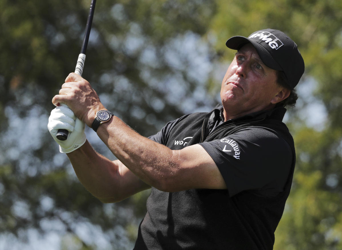 Phil Mickelson mocks Bubba Watson in announcing his 2 drivers - Yahoo ...