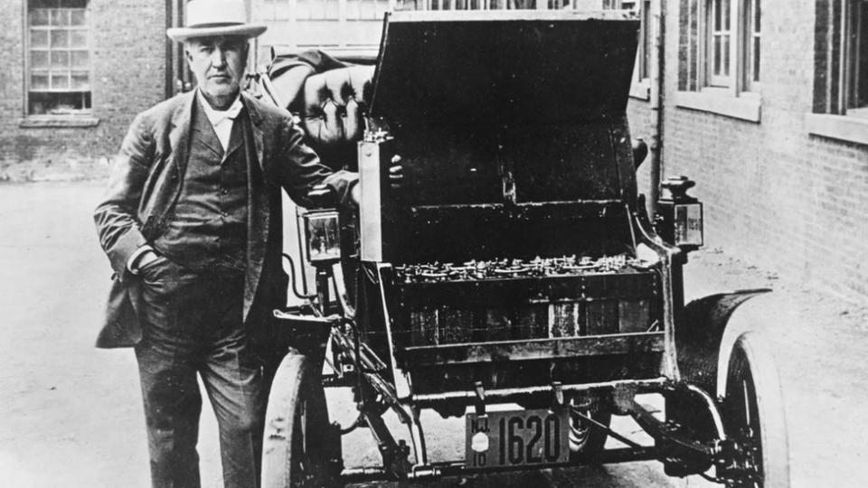 Thomas Edison con su auto eléctrico en 1895.