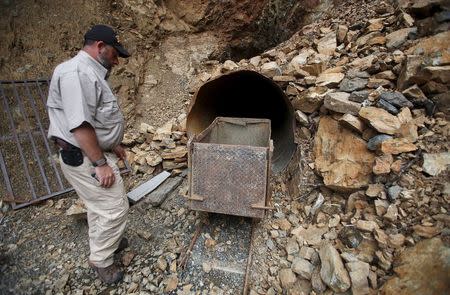 Oath Keeper Joseph Rice at the entrance of the Sugar Pine Mine outside Grants Pass, Oregon April 21, 2015. REUTERS/Jim Urquhart