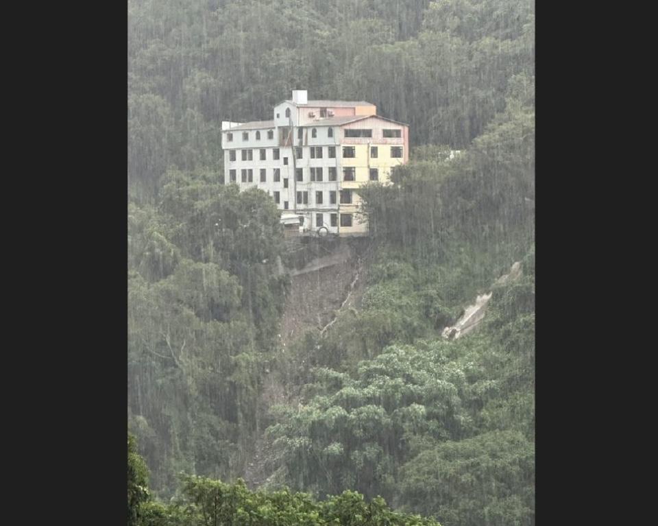 南投縣仁愛鄉4日強降暴雨，廬山溫泉區廬山麗來溫泉飯店（圖）地基掏空流失，有倒塌危險。（圖／南投縣仁愛鄉公所提供）