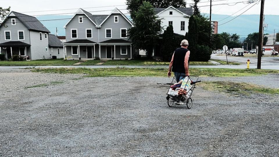 Un hombre empuja un carrito de la compra