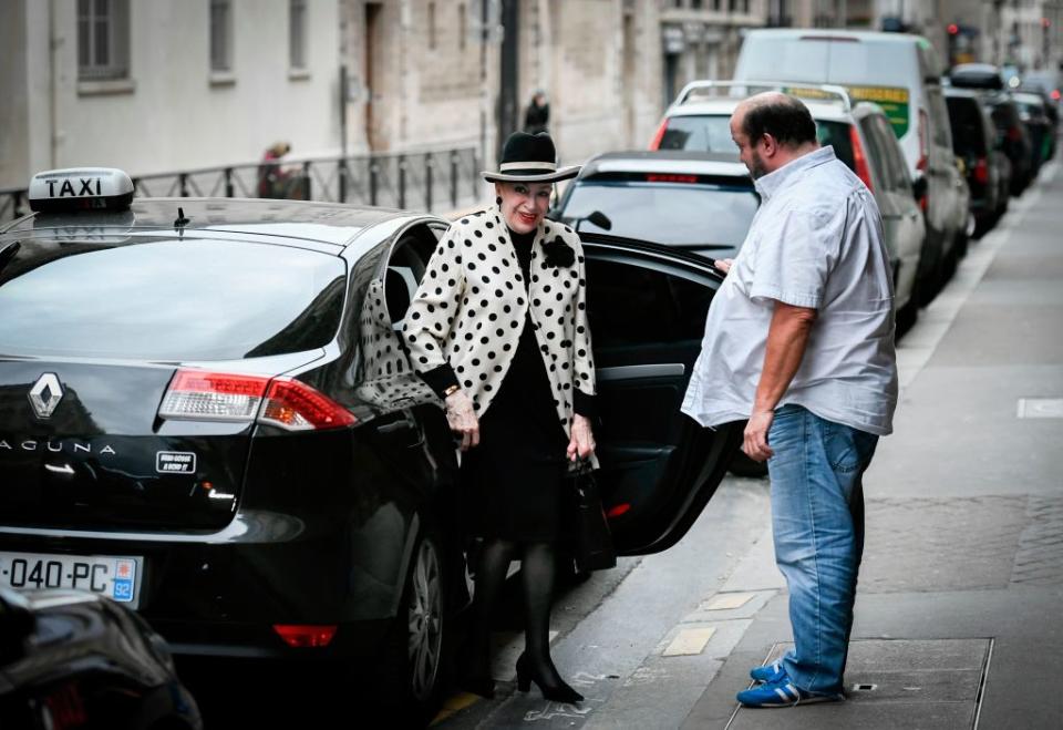 Geneviève de Fontenay, chapeau bas