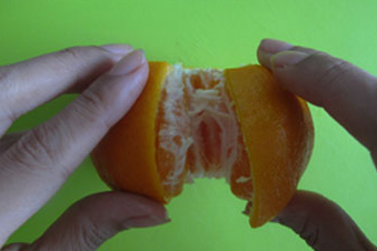 A few simple slices and your fruit is peeled for you. Photo: http://newmalaysiankitchen.com