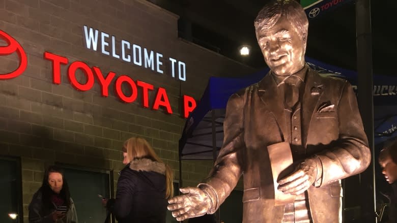 New Vancouver statue honours hockey legend Pat Quinn