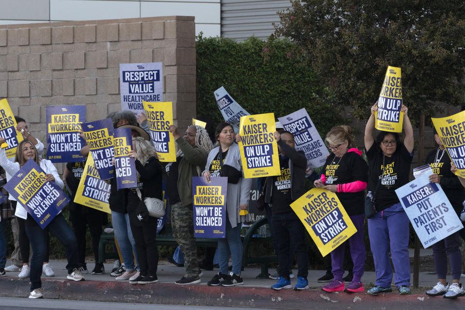 Trabajadores de Kaiser Permanente protestan en el exterior de un hospital durante una huelga en la sección Panorama City de Los Ángeles, el miércoles 4 de octubre de 2023. (AP Photo/Richard Vogel)