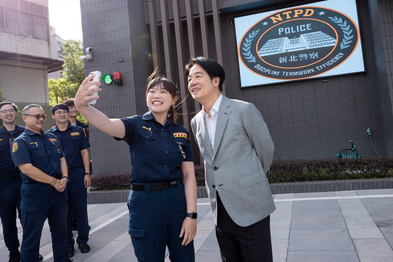 警察節將至  賴總統慰勉基層 6月15日是警察節，總統府14日透過新聞稿指出，總 統賴清德（右）日前視察新北市新莊分局交通分隊， 慰勉員警並與員警合影。 （總統府提供） 中央社記者賴于榛傳真  113年6月14日 