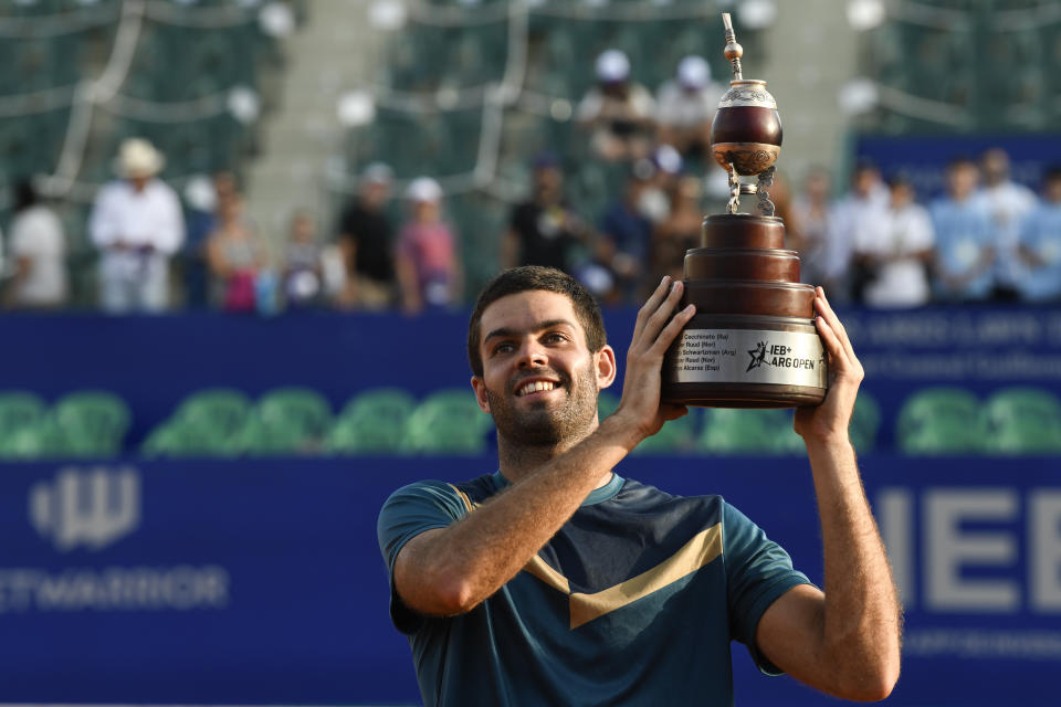 Argentina's Facundo Diaz Acosta celebrates with the trophy winning the Argentina Open ATP final tennis match against Chile's Nicolas Jarry at the Guillermo Vilas Stadium in Buenos Aires, Argentina, Sunday, Feb. 18, 2024. (AP Photo/Gustavo Garello)