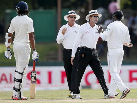 Umpire Nigel Llong (2nd R) talks to Sri Lanka's captain Angelo Mathews (R) after an argument between India's Ishant Sharma (L) and Sri Lanka's bowler Dhammika Prasad (not pictured) during the fourth day of their third and final test cricket match in Colombo August 31, 2015. REUTERS/Dinuka Liyanawatte