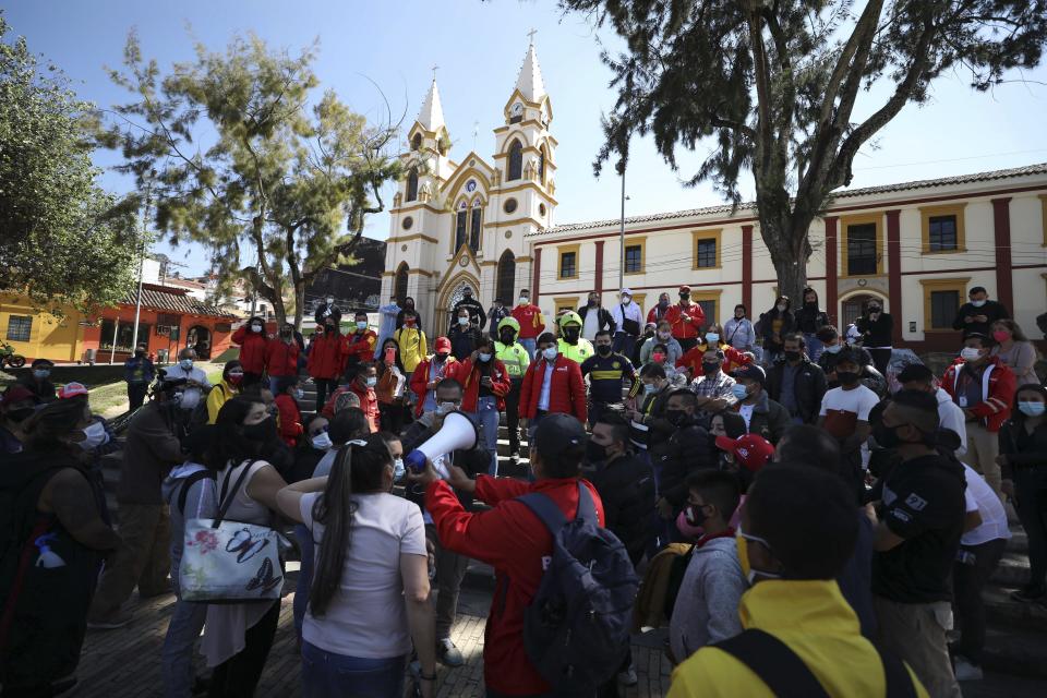 Comerciantes se reúnen durante una protesta para exigir el derecho a trabajar durante una cuarentena para evitar más contagios del nuevo coronavirus en Bogotá, Colombia, el viernes 29 de enero de 2021. (AP Foto/Fernando Vergara)