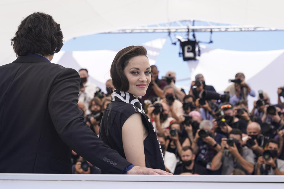 Adam Driver, a la izquierda, y Marion Cotillard posan con motivo del estreno de "Annette" en el Festival Internacional de Cine de Cannes, en el sur de Francia, el martes 6 de julio de 2021. (AP Foto/Brynn Anderson)