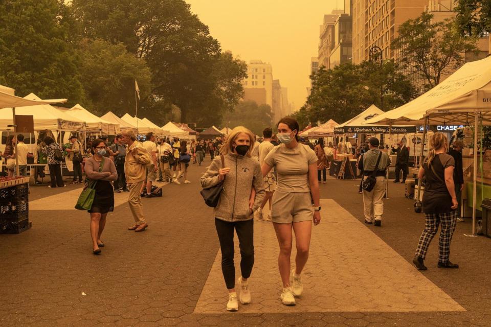 PHOTO: In this June 7, 2023, file photo, people at a market in New York wear facial masks because of bad air quality brought in by smoke of Canadian wildfires.  (Anadolu Agency via Getty Images, FILE)