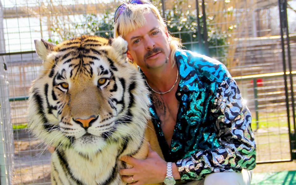 Der "Tiger King" Joe Exotic wäre gern Country- und Westernsänger, war zeitgleich mit zwei Männern verheiratet, lebt eine gefährliche Katzenleidenschaft aus - und meldet sich der zweiten Staffel aus dem Knast. (Bild: Netflix)