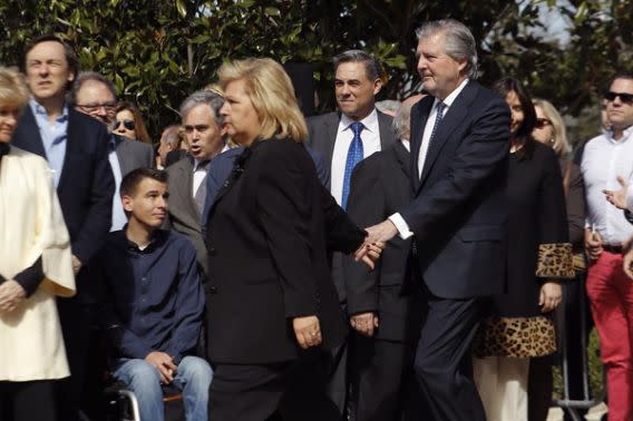 <p>El portavoz del Gobierno y ministro de Educación, Cultura y Deporte, íñigo Méndez de Vigo, da la mano a la expresidenta de la Asociación de Víctimas del Terrorismo, Ángeles Pedraza, durante el acto organizado por la AVT con motivo del decimotercer aniversario del 11M y del Día Europeo de las Víctimas del Terrorismo, este mediodía junto a los 191 cipreses y olivos que componen el Bosque del Recuerdo, en el parque del Retiro. A la izquierda la Defensora del Pueblo, Soledad Becerril, junto al portavoz parlamentario del PP, Rafael Hernando. Foto: EFE </p>