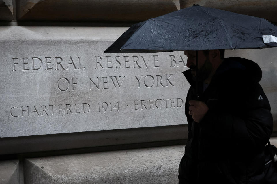 Un hombre pasa por la sede de la Reserva Federal de Estados Unidos en Nueva York /REUTERS/Brendan McDermid