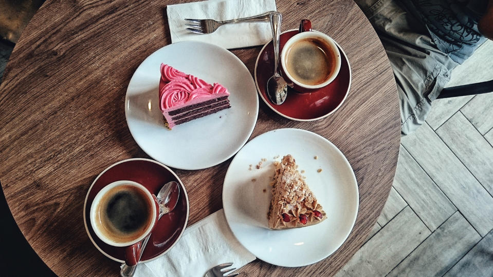 Wenn Kaffee wach machen soll, sollte er nicht in Verbindung mit Süßigkeiten getrunken werden. (Symbolbild: Getty Images)