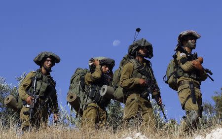 Israeli soldiers take part in an operation to locate three Israeli teens near the West Bank City of Hebron June 17, 2014. REUTERS/Ammar Awad