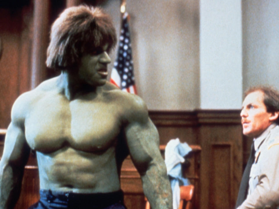 In der Fernsehserie “Der unglaubliche Hulk” aus den 1970ern und 1980ern spielte der Bodybuilder Lou Ferrigno die Hauptrolle. Jahre später war er in beiden bisherigen Kinoverfilmungen als Sicherheitsmann in einer Gastrolle kurz zu sehen. (Bild-Copyright: Moviestore/REX/Shutterstock)