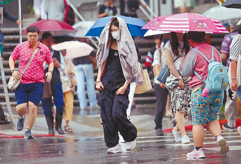 兩波鋒面接力影響台灣，降雨預計會持續一整周。（范揚光攝）