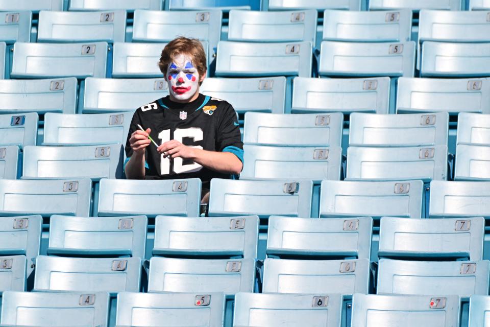 JACKSONVILLE, FLORIDA - JANUARY 09: A Jacksonville Jaguars fan painted as a clown in the stand before the game between the Indianapolis Colts and the jjj at TIAA Bank Field on January 09, 2022 in Jacksonville, Florida.   Julio Aguilar/Getty Images/AFP / AFP / GETTY IMAGES NORTH AMERICA / Julio Aguilar