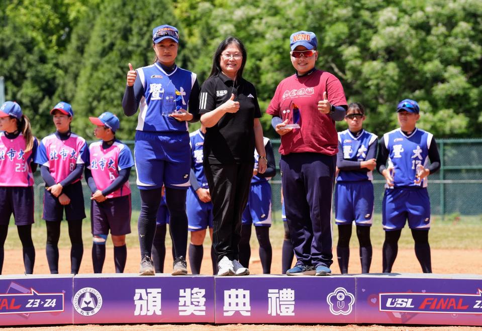 柯夏愛（左）首度獲得功勞獎、林佩君（右）教練獎4連霸，與頒發獎項的中華民國大專院校體育總會會長王淑音合影。（中華民國大專院校體育總會提供）