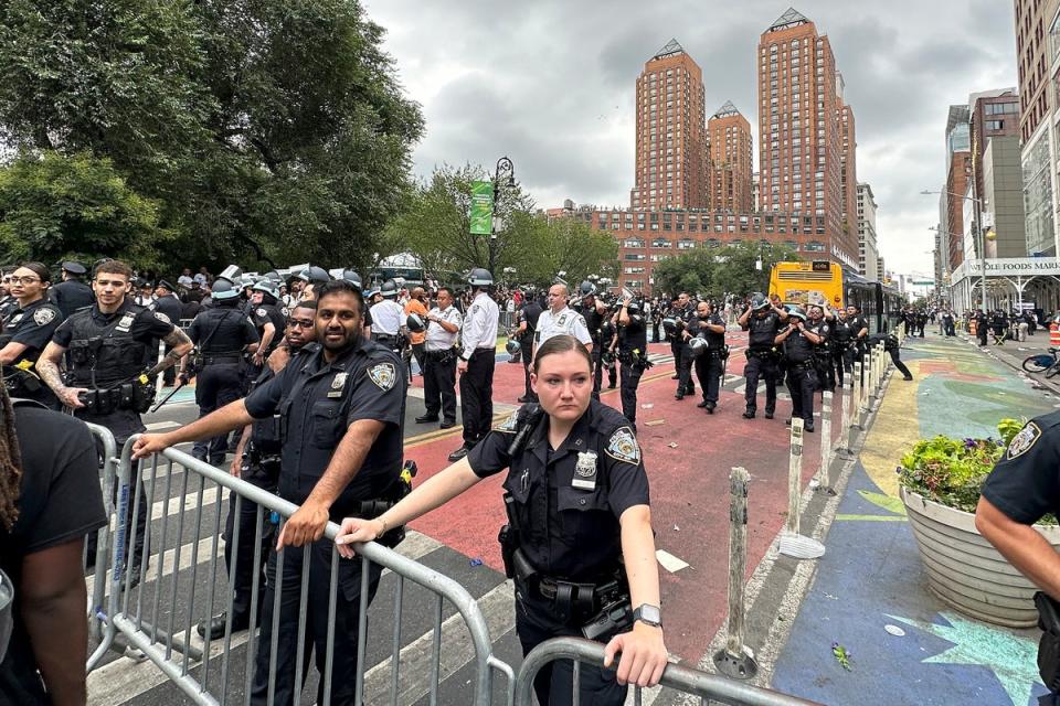 La policía de Nueva York levantó barricadas en Union Square mientras luchaba por contener a la multitud (Associated Press)