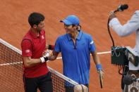 Foto del martes de Novak Djokovic saludando al taiwanés Yen-Hsun Lu tras ganarle para meterse en la segunda ronda del Abierto de Francia. Mayo 24, 2016. El tenista británico Andy Murray avanzó el martes a la segunda ronda del Abierto de Francia tras sobrevivir a un decisivo quinto set ante el veterano checo Radek Stepanek, en una jornada en la que el español Rafael Nadal y el serbio Novak Djokovic superaron el debut con comodidad. REUTERS/Benoit Tessier