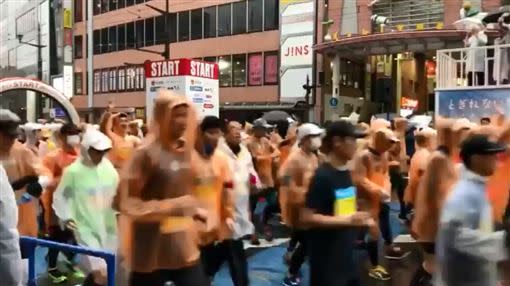 疫情影響！先前熊本市舉辦活動，選手戴口罩跑馬拉松。（圖／翻攝自熊本市推特）