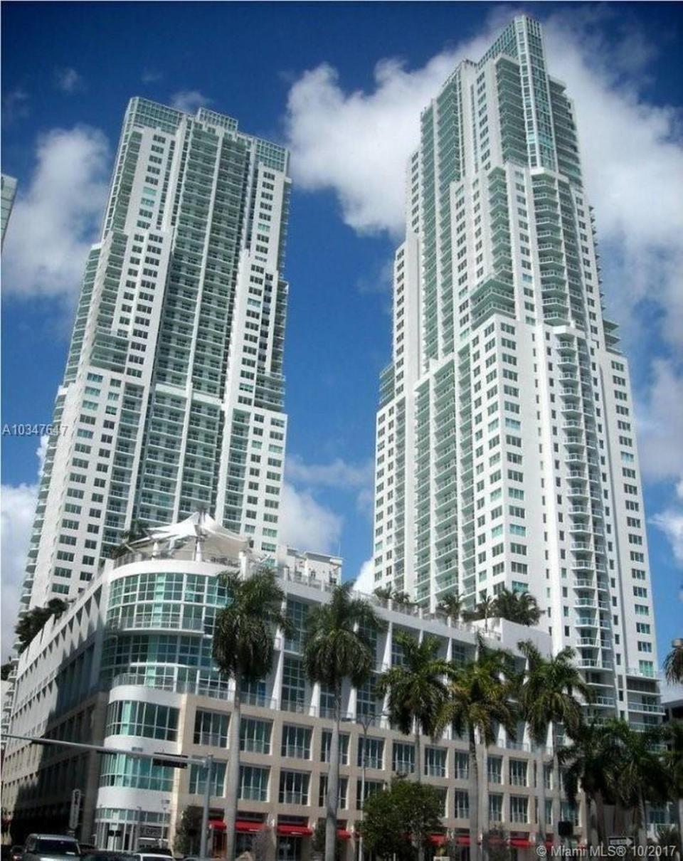 Dos torres gemelas se elevan sobre el downtown de Miami en Vizcayne Towers, en la foto de arriba, frente a Bayside Marketplace y Bayfront Park. Los edificios de 49 pisos comparten cuatro piscinas, cine, gimnasio y spa.