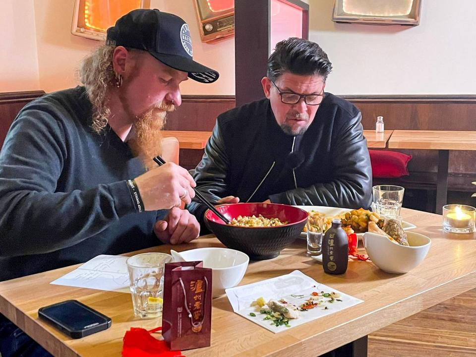 "Dass wir nicht zu dumm sind, eine Suppe zu kochen, ist ja, glaube ich, jedem klar": Nach dem Verkosten des Gerichts lehnte sich Tim Mälzer (rechts) wie gewohnt weit aus dem Fenster. (Bild: RTL / Endemol Shine)