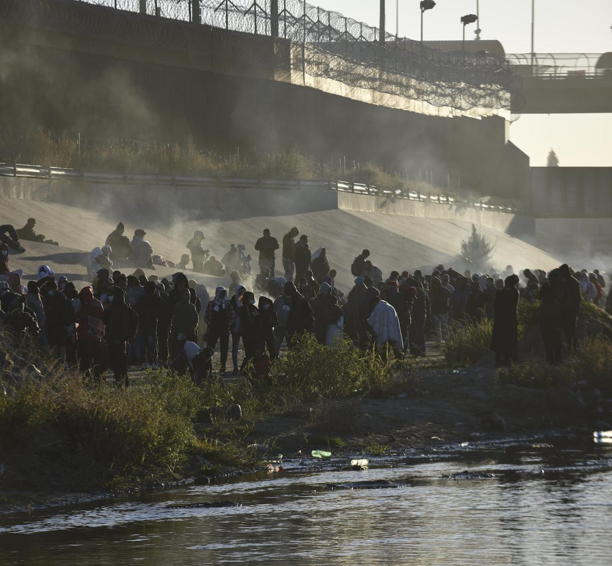 Hundreds of asylum-seekers gather on the banks of the Rio Grande to enter the U.S. on Dec. 12, 2022. <a href="https://www.gettyimages.com/detail/news-photo/hundreds-of-migrants-who-left-shelters-in-juarez-yesterday-news-photo/1245569901?phrase=mexico%20immigration&adppopup=true" rel="nofollow noopener" target="_blank" data-ylk="slk:Jose Zamora/Anadolu Agency via Getty Images;elm:context_link;itc:0;sec:content-canvas" class="link ">Jose Zamora/Anadolu Agency via Getty Images</a>