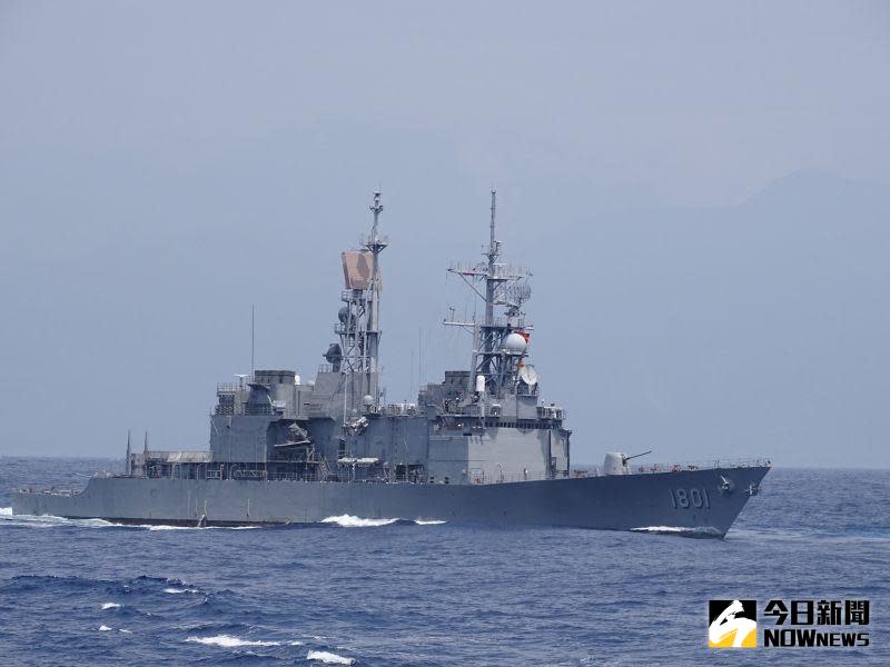 ▲海軍基隆級艦驅趕中國電偵船。（資料照／記者呂炯昌攝）