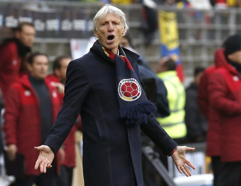 CA065 TEMUCO (CHILE), 21/06/2015.- El seleccionador colombiano José Pékerman gesticula durante el partido Colombia-Perú, del Grupo C de la Copa América de Chile 2015, en el Estadio Municipal Bicentenario Germán Becker de Temuco, Chile, hoy 21 de junio de 2015. EFE/Kiko Huesca