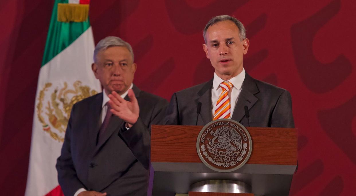 AMLO acusa al diario Reforma de campaña contra López-Gatell