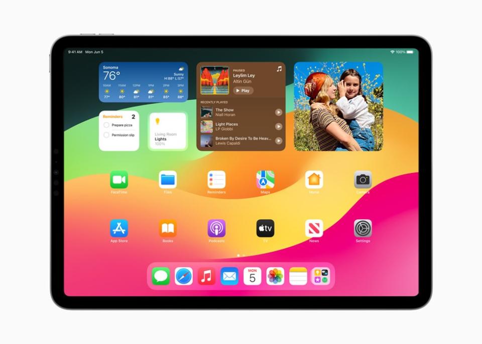 Screenshot of Apple iPadOS 17 interactive homescreen and lockscreen widgets