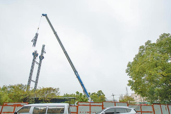 桃園市政府工務局與台電溝通後，擇定平鎮至大溪松樹腳沿線地區，拔除70座特高壓電塔桿，現有67座已施作完畢，預計1月中旬能全數完工。（黃婉婷攝）