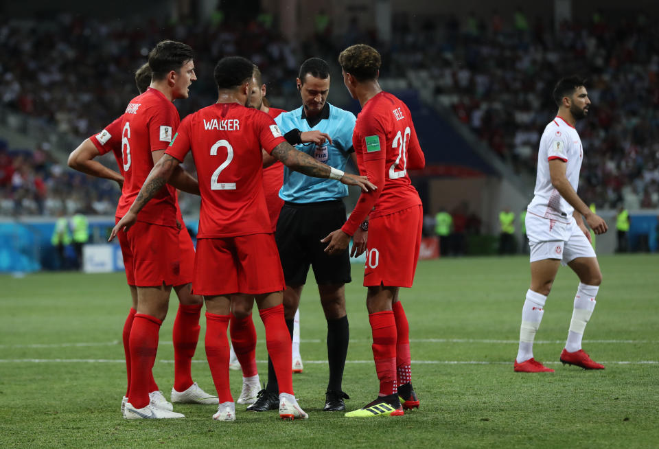 <p>England hat das Spiel im Griff – dann gibt es Elfmeter für Tunesien nach einem strittigen Foul von Kyle Walker. Alles diskutieren der Engländer hilft nicht, die Entscheidung steht. </p>