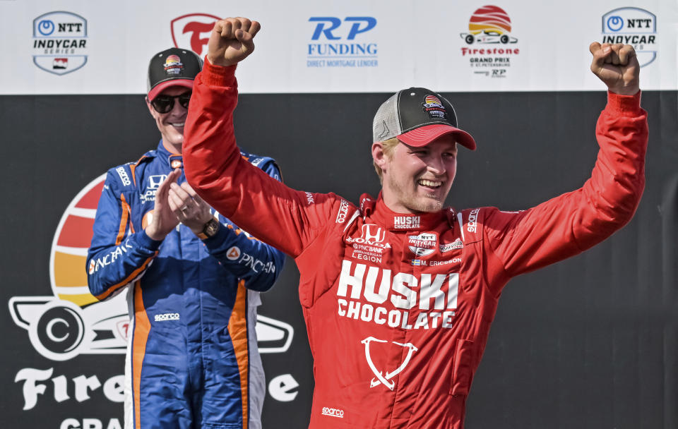 Marcus Ericsson saluda tras ganar el Gran Premio de St. Petersburgo de la IndyCar, el domingo 5 de marzo de 2023. (AP Foto/Steve Nesius)