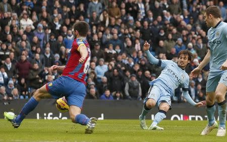 Manchester City's David Silva (C) shoots to score a goal against Crystal Palace during their English Premier League soccer match at the Etihad Stadium in Manchester, northern England December 20, 2014. REUTERS/Phil Noble