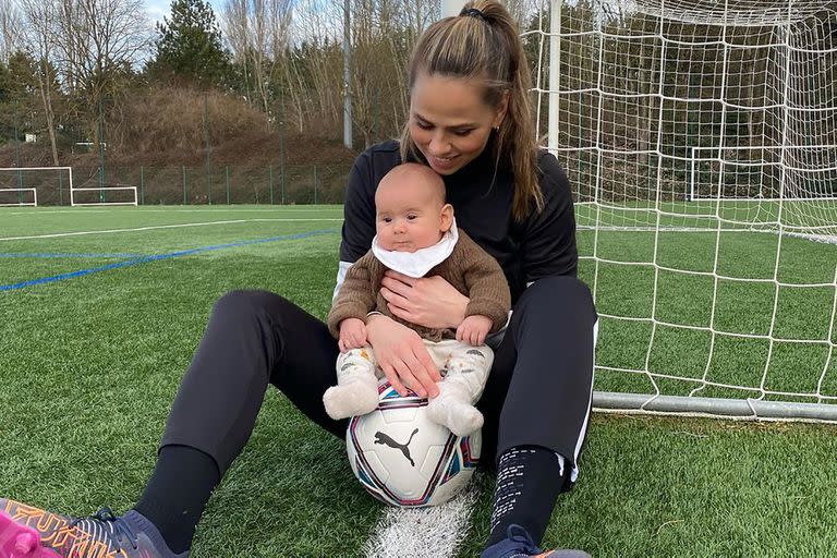 Sara Björk Gunnarsdóttir y su pequeño Ragnar, nacido en noviembre de 2021; un tribunal de FIFA dictaminó que Lyon debía pagarle el salario a la islandesa durante el embarazo y que ahora debe indemnizarla con 82.000 euros.