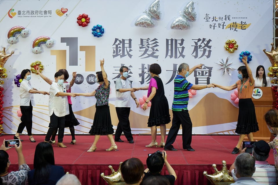111年臺北市銀髮服務表揚大會，向投入銀髮照護人員及退而不休的志工們致敬
