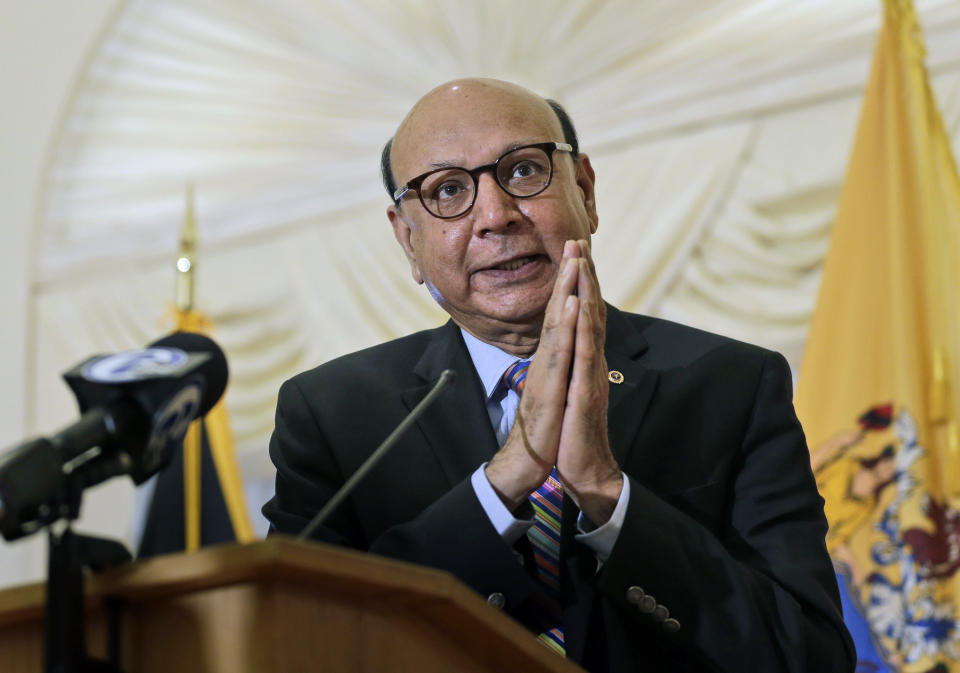 ARCHIVO – Khizr Khan habla en un evento en Collingswood, Nueva Jersey, el 26 de octubre de 2017. El presidente Joe Biden otorgará el mayor honor para un civil de la nación, la Medalla Presidencial de la Libertad, a 17 personas en la Casa Blanca la próxima semana. Khan es uno de los condecorados. (Foto AP/Seth Wenig, archivo)